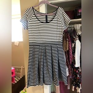 *$5 CLEAR THE CLOSET SALE* Navy and White Stretchy boutique dress